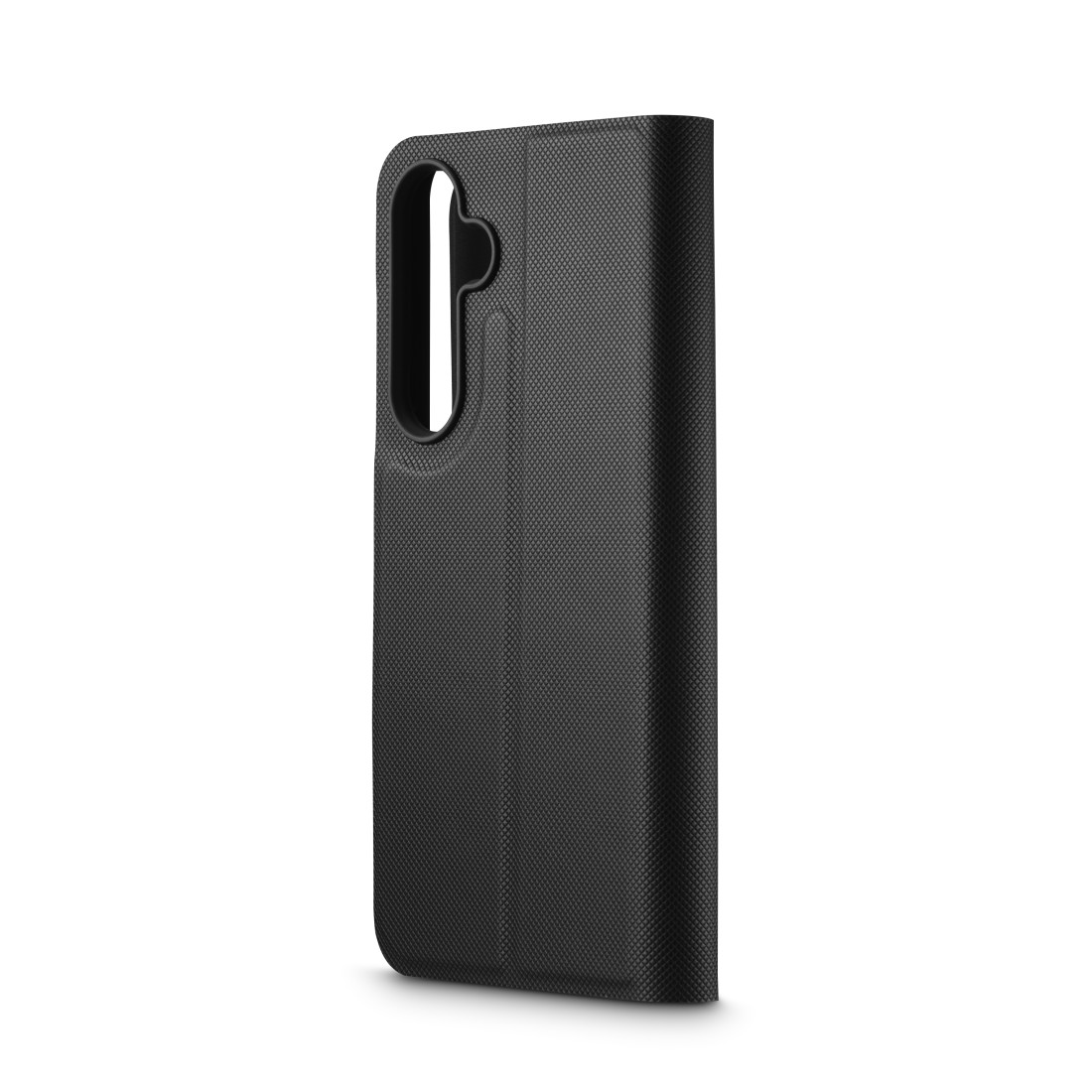 Eine schwarze Handyhülle mit strukturierter Oberfläche und einer Öffnung für die Kamera, isoliert auf weißem Hintergrund.