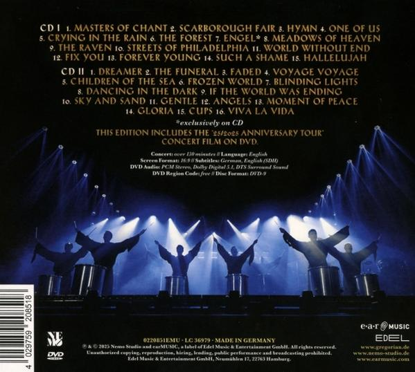 CD-Cover. Silhouetten von Figuren mit erhobenen Armen, die auf der Bühne performen. Text listet Songtitel und DVD-Details.