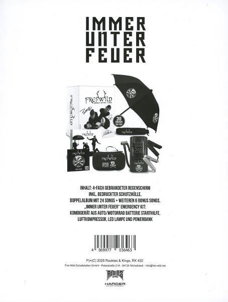 Poster mit Text 'Immer Unter Feuer', Regenschirm, CD, Notfallset und weiteres Zubehör auf weißem Hintergrund.