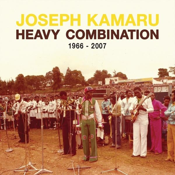 Albumcover: Joseph Kamaru, Heavy Combination. Eine Band tritt auf der Bühne auf, große Menschenmenge im Hintergrund.