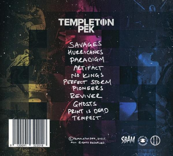Albumcover für Templeton Pek. Titel und Titelliste sind vor einem dunklen, strukturierten Hintergrund sichtbar. Unten links befindet sich ein Barcode.
