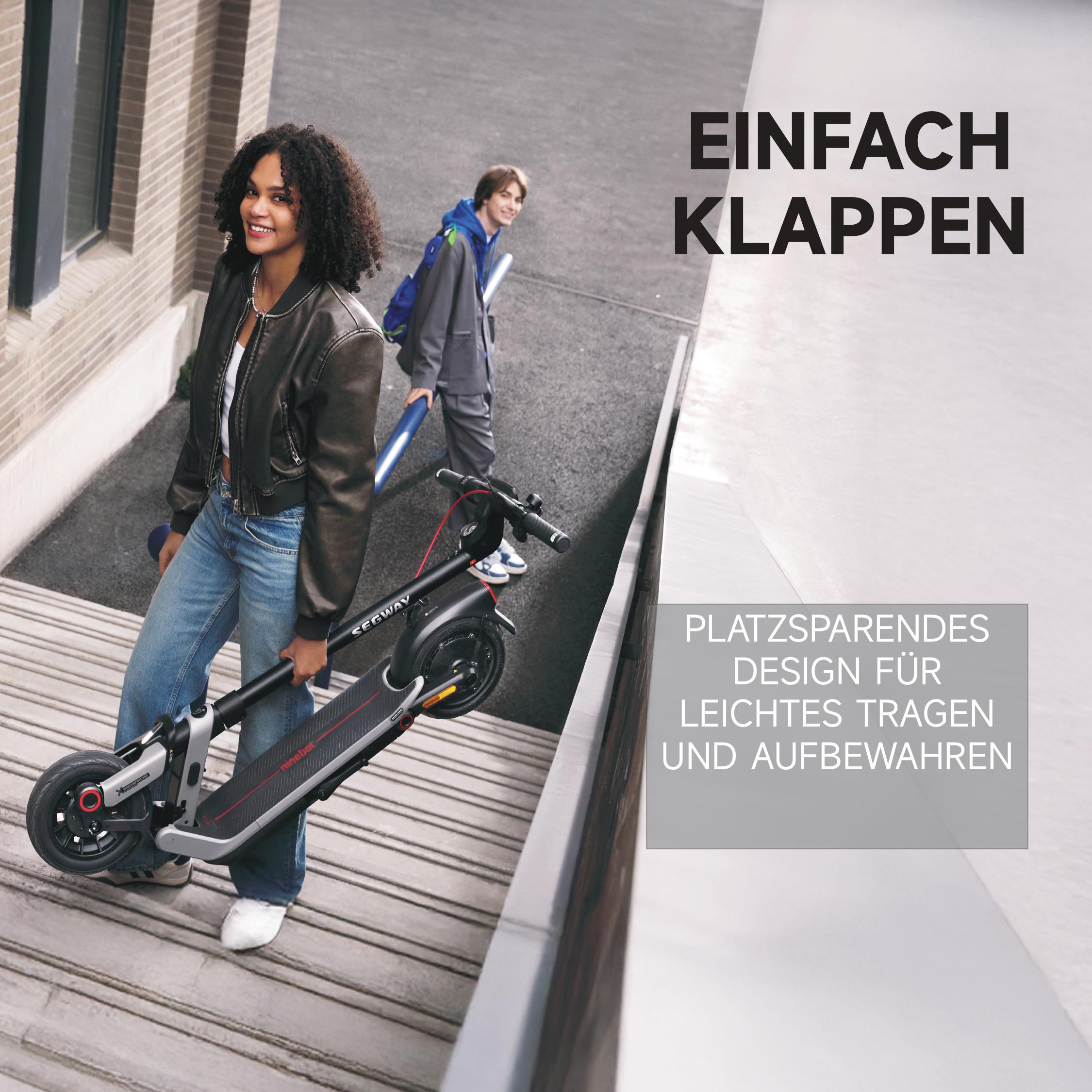 Frau lächelt, hält einen zusammengeklappten Roller und geht Treppen hinunter. Eine andere Person geht dahinter. Text: 'Einfach Klappen'.