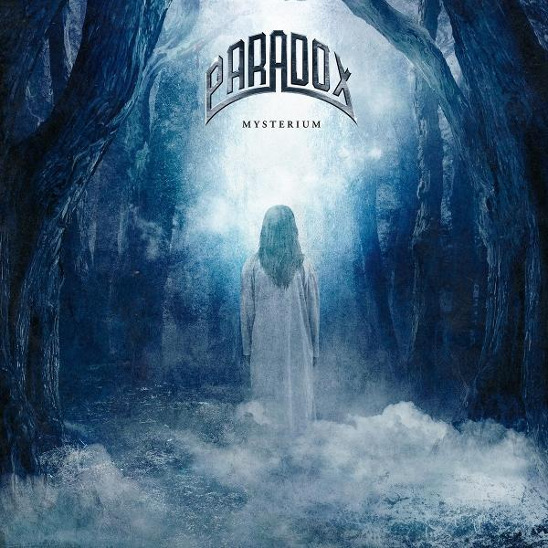 Eine Figur in einem weißen Gewand steht in einem nebligen Wald. Ein Logo mit der Aufschrift 'Paradox Mysterium' befindet sich oben. Dunkle Bäume rahmen die Szene ein.