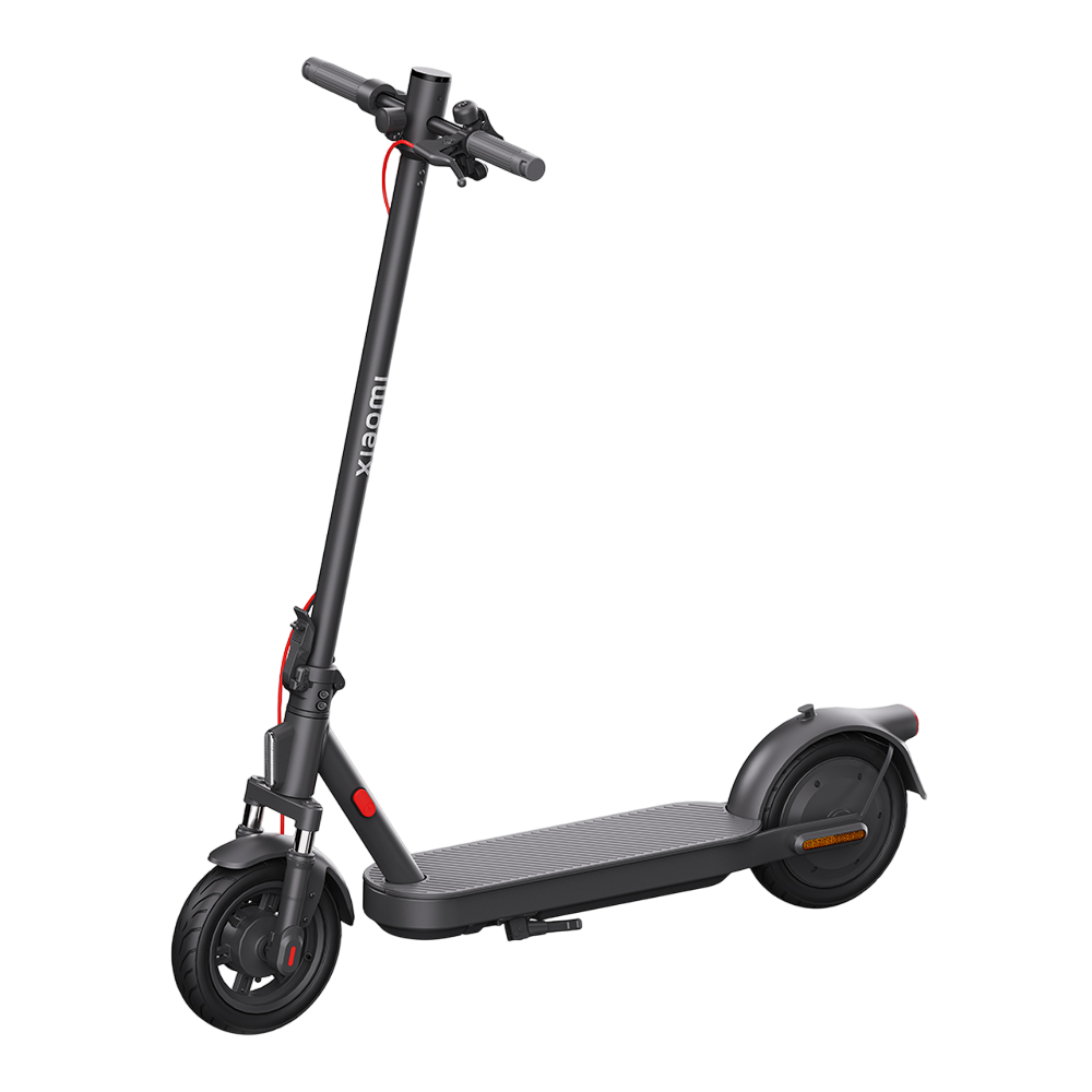 Ein schwarzer Xiaomi-Elektroroller. Er hat einen langen Stiel mit Lenker, ein Deck und zwei Räder. Rote Akzente sind sichtbar.