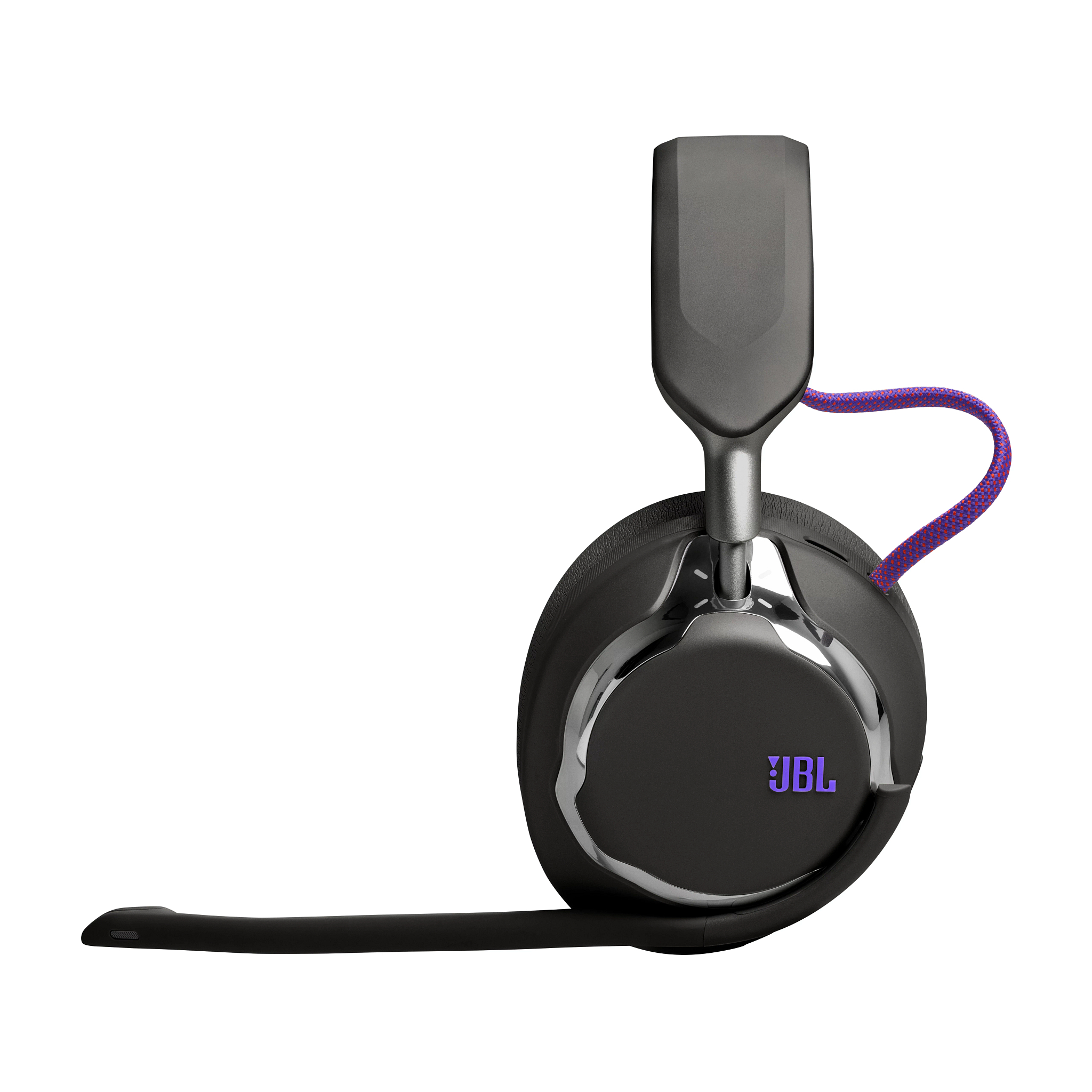 Schwarzer JBL-Kopfhörer mit Mikrofon. Das Kabel ist lila und rot. Der Hintergrund ist weiß.
