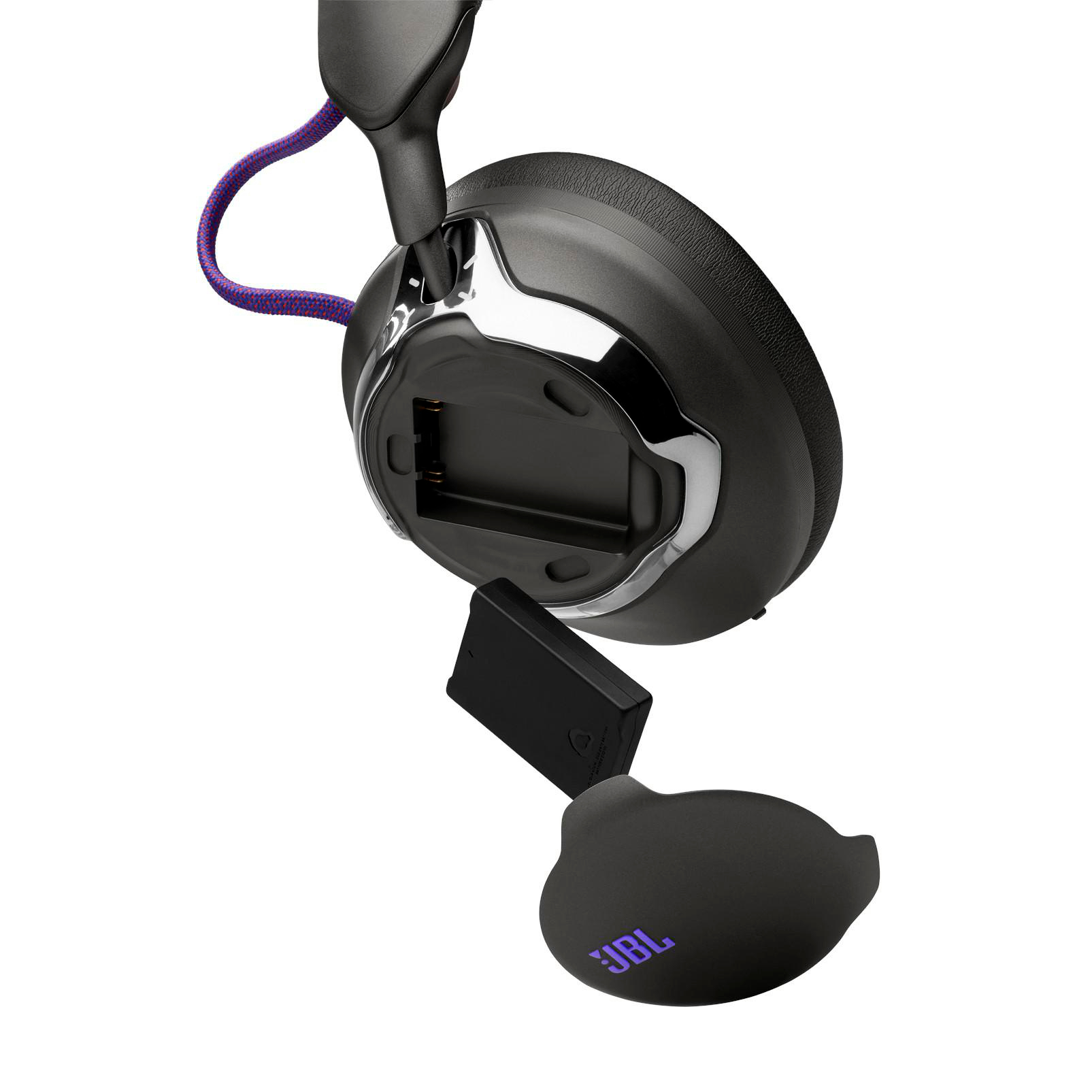 Schwarze JBL-Kopfhörer mit lila-rotem Kabel. Das Batteriefach ist geöffnet und gibt eine Batterie frei.