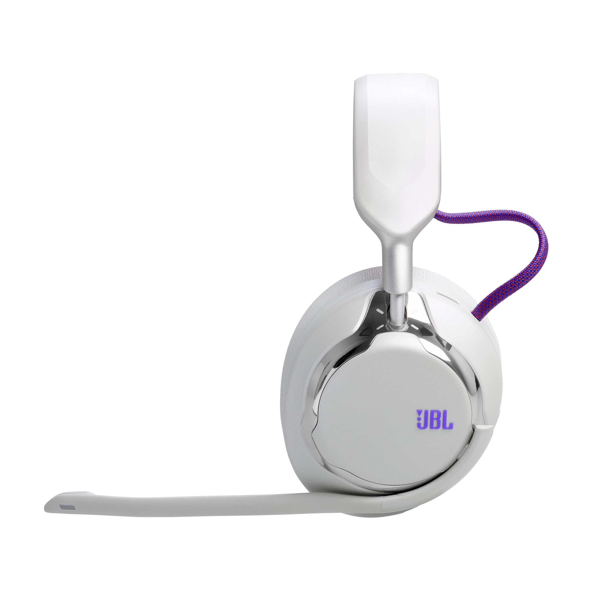 Weiße JBL-Kopfhörer mit lila-rotem Kabel. Der Markenname ist sichtbar. Der Hintergrund ist weiß.
