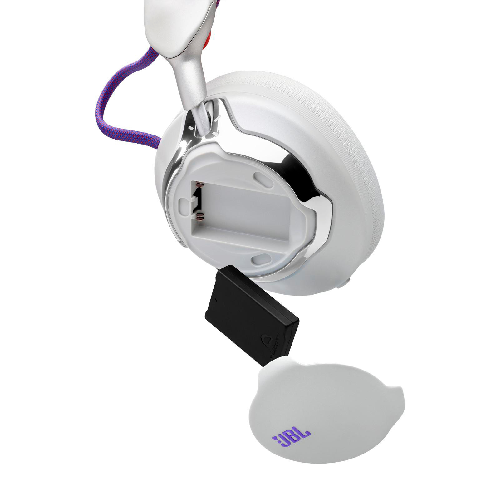 Weiße JBL-Kopfhörer mit offenem Fach, schwarzem Akku und Deckel mit JBL-Logo. Lila und weißes Kabel.