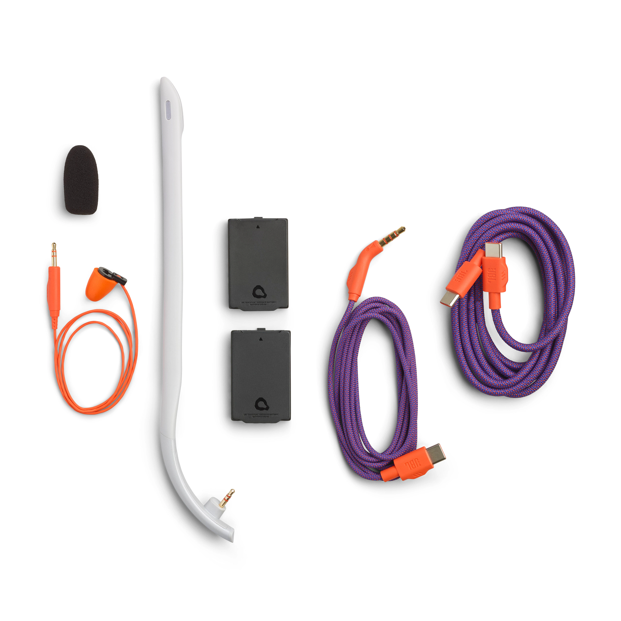 Das Bild zeigt eine Reihe von Audiogeräten, darunter ein Mikrofon, Kabel, Batterien und einen Headset-Rahmen, alle auf weißem Hintergrund.