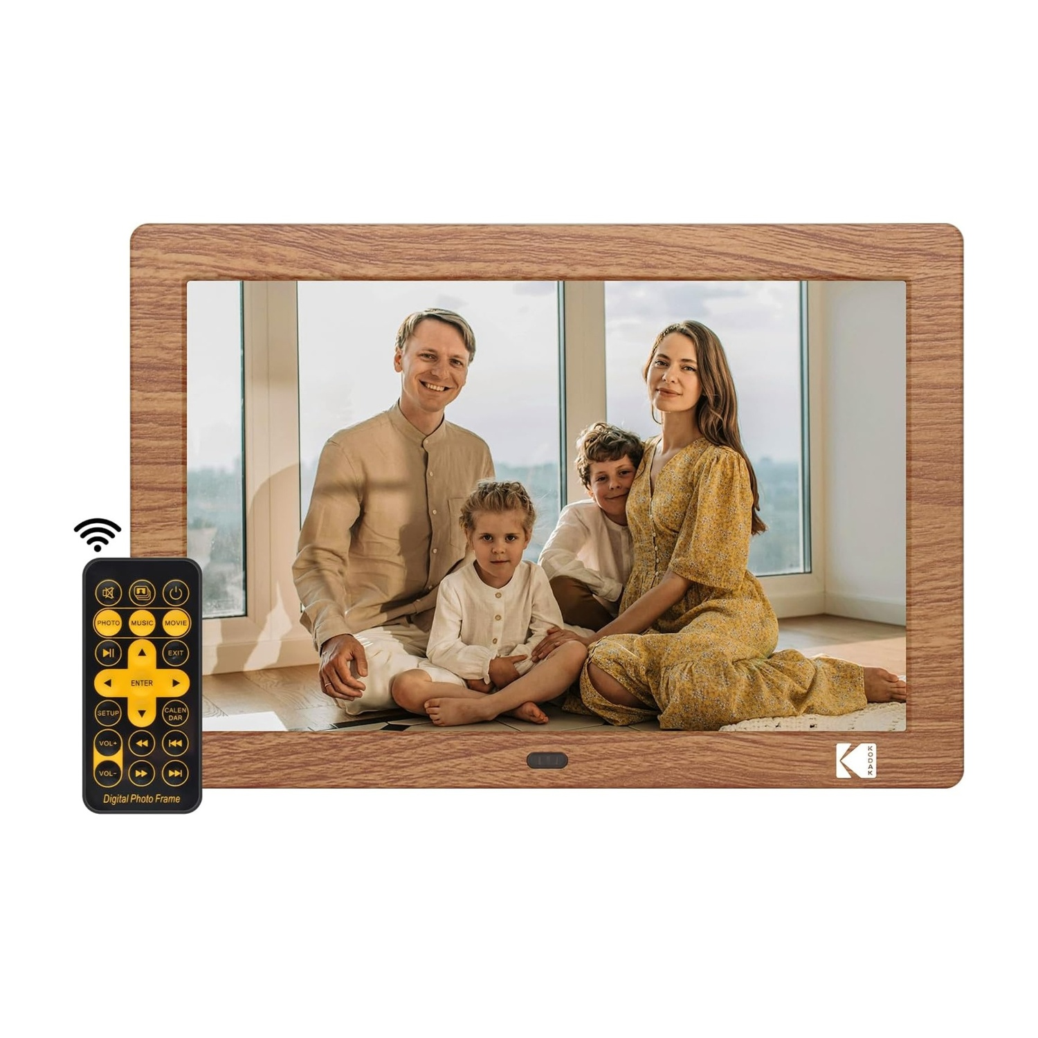 Ritratto di famiglia in una cornice digitale, con un telecomando. La famiglia è composta da due adulti e due bambini.