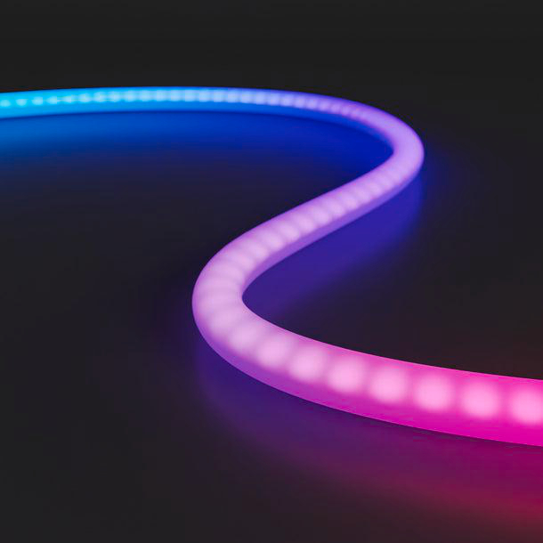 Ein gebogenes LED-Band mit einem Farbverlauf, beginnend mit Blau, über Lila bis hin zu Rosa und Rot.
