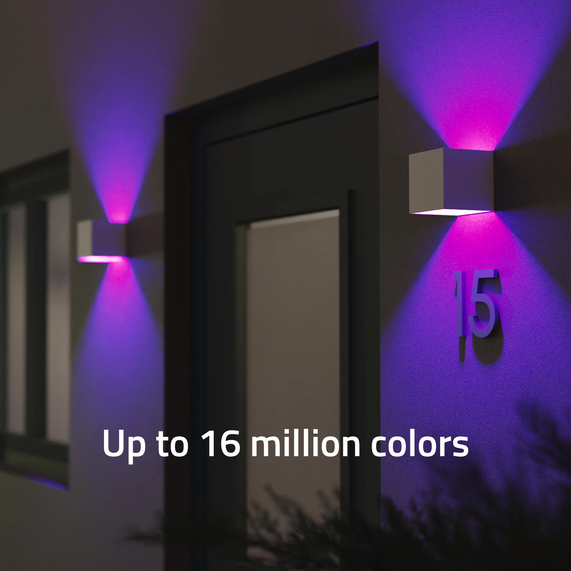 Außenaufnahme zeigt eine Wand mit zwei Leuchten, die violettes Licht aussenden. Eine Zahl 15 ist an der Wand.