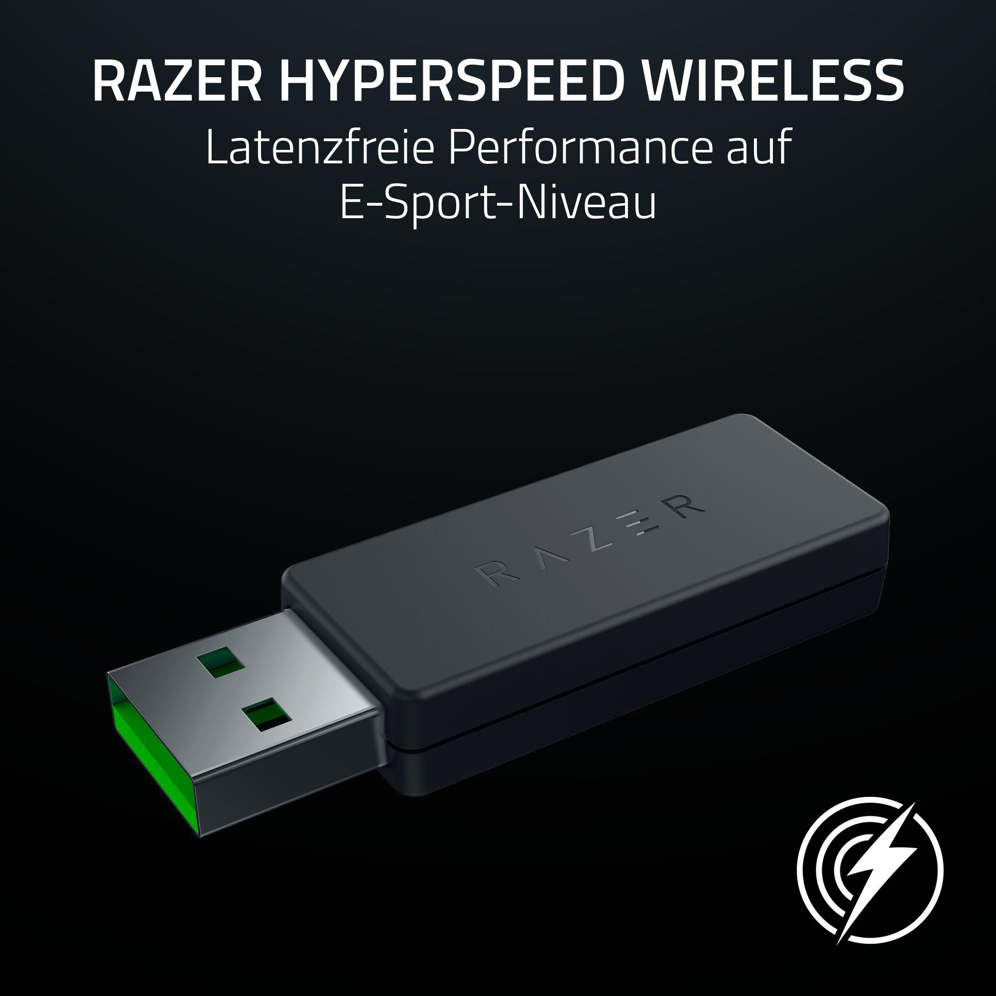 Ein schwarzer Razer USB-Dongle mit grün im Stecker, Text 'RAZER' darauf und ein kabelloses Symbol auf schwarzem Hintergrund.
