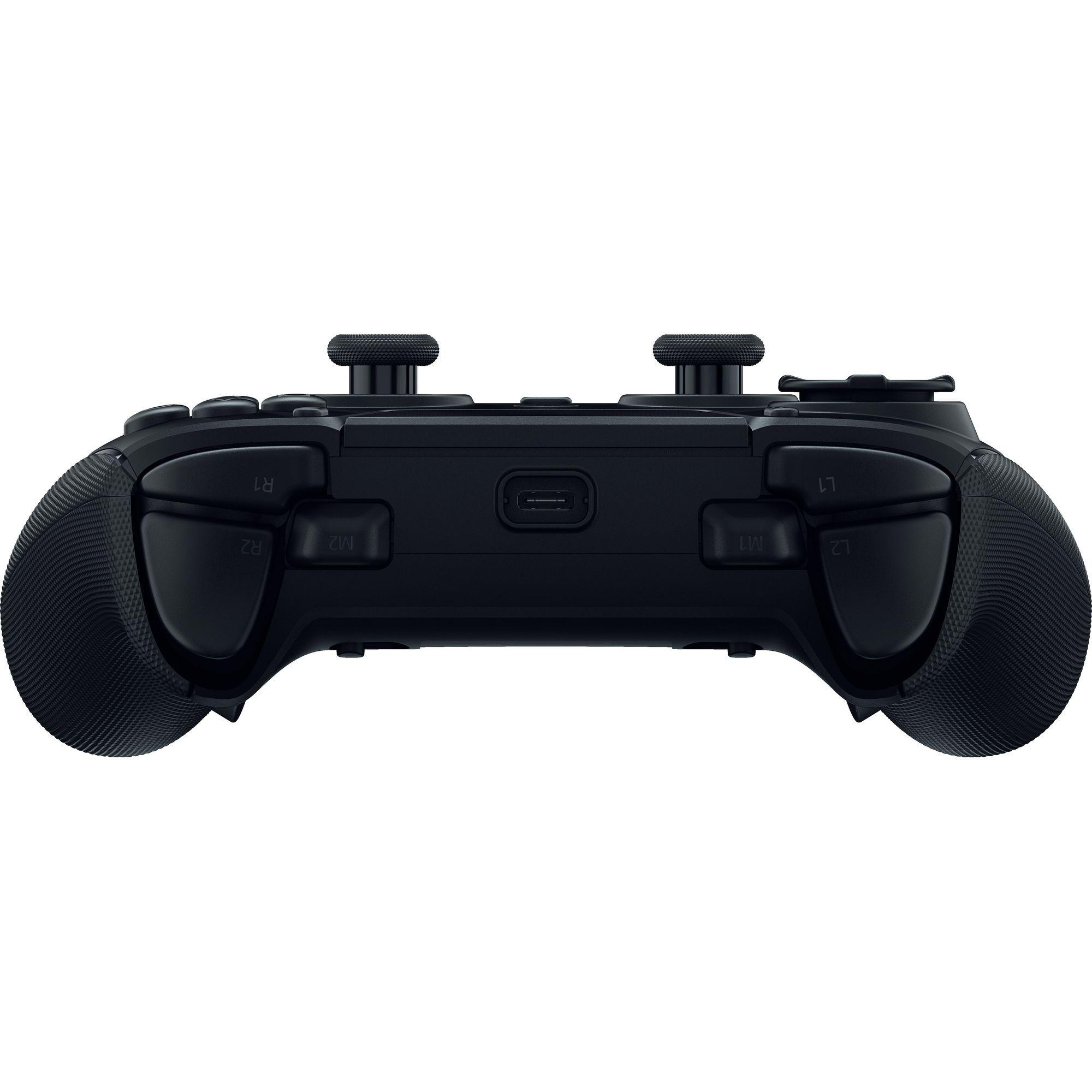 Schwarzer Gamecontroller mit strukturierten Griffen, Tasten, Joysticks und einem USB-Anschluss. Isoliert auf weißem Hintergrund.