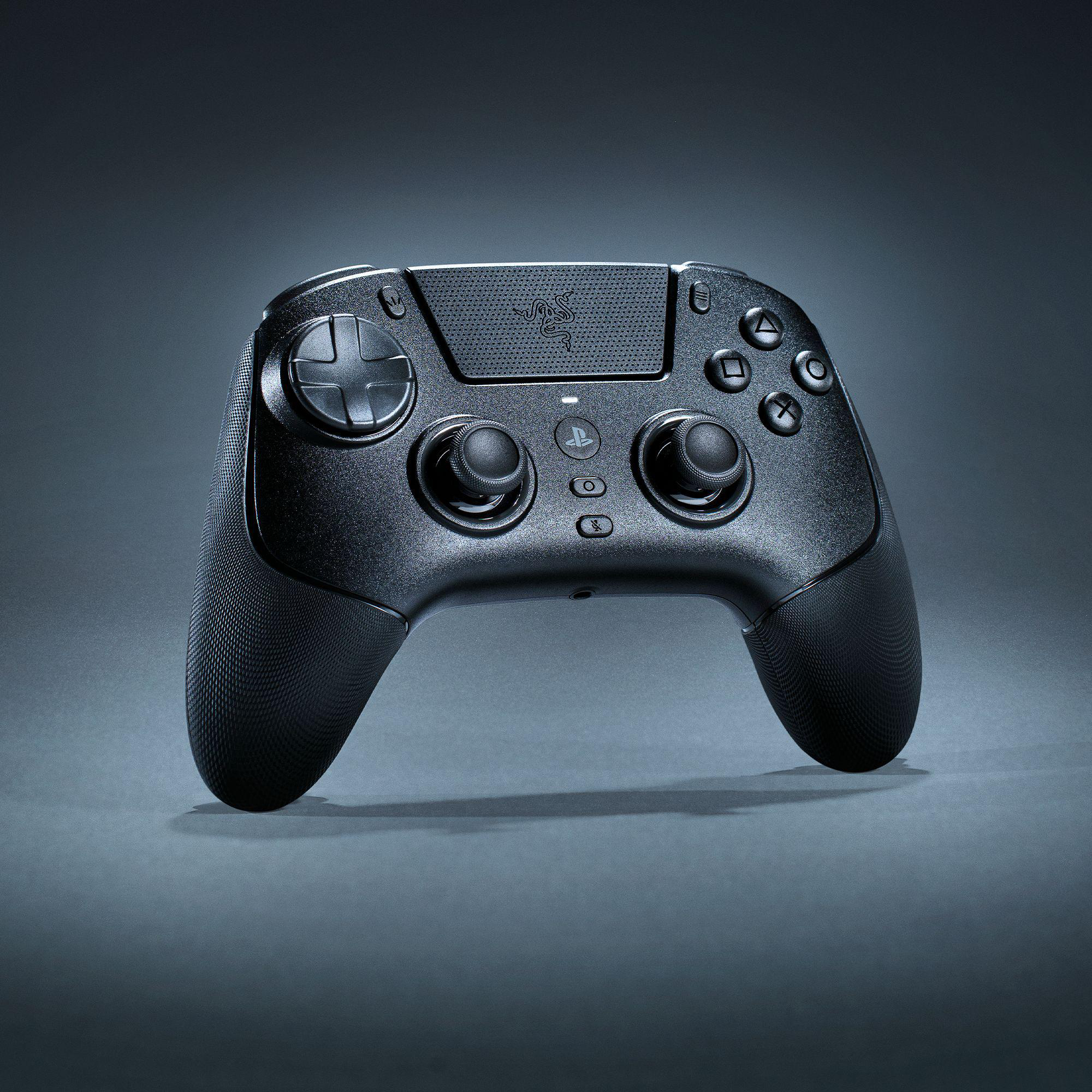 Schwarzer Razer-Gamecontroller auf grauer Oberfläche. Er hat Knöpfe, Joysticks und das Razer-Logo.