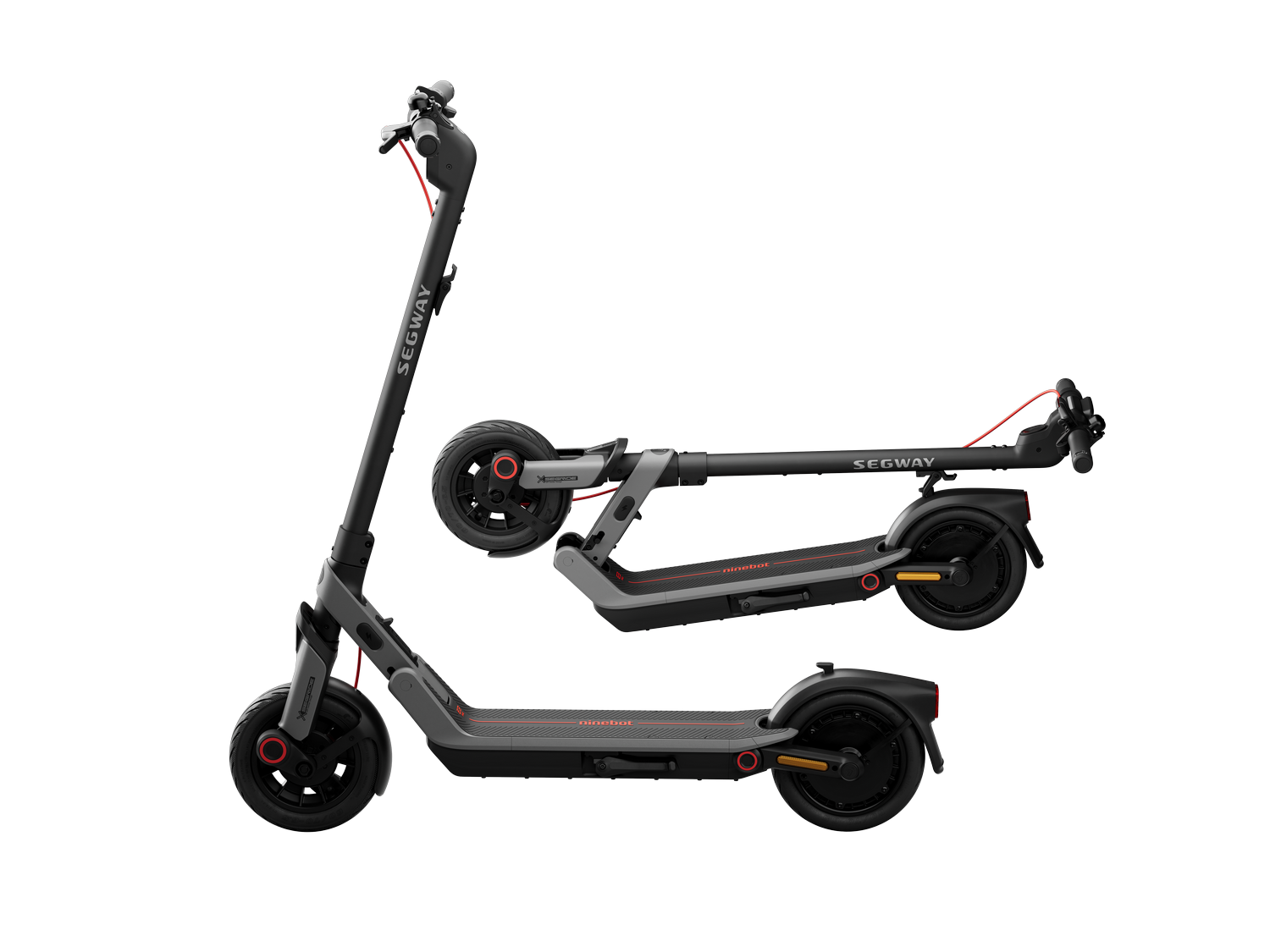 Se muestran tres patinetes Segway Ninebot. Uno está en posición vertical, dos están plegados. Son grises y negros con detalles en rojo, sobre fondo gris.