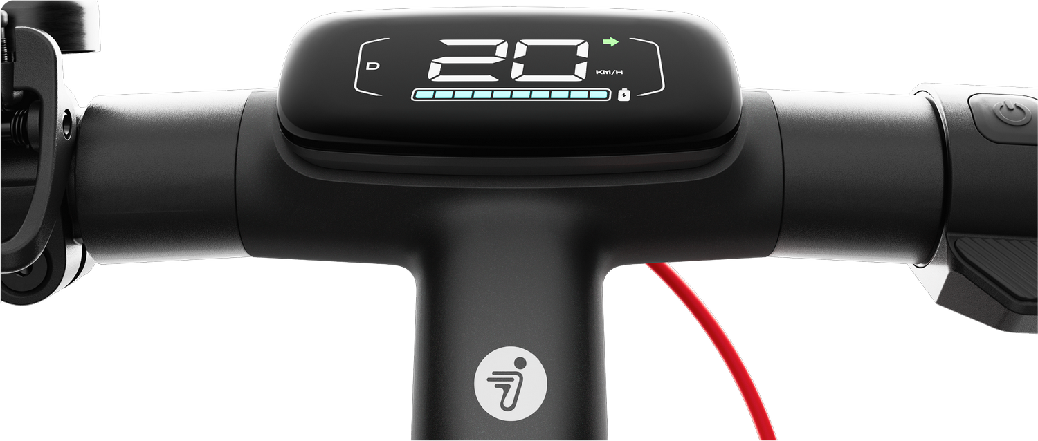 Primer plano del manillar de un patinete eléctrico. Pantalla digital muestra 20 km/h. Marco negro, cable rojo, logo blanco.