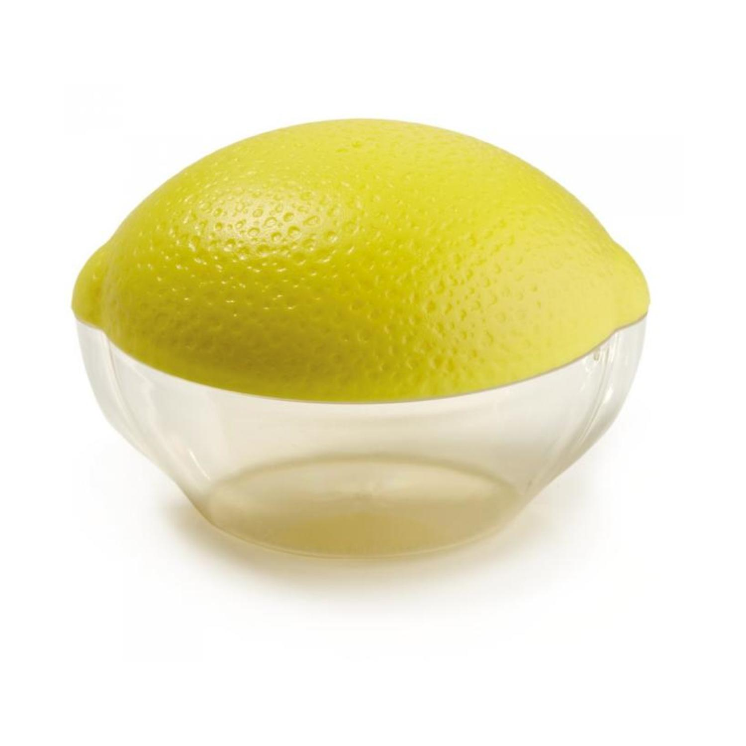 Uno spremiagrumi a forma di limone. La parte superiore è gialla, simile a una metà di limone, su una base trasparente a forma di ciotola. Sfondo bianco.