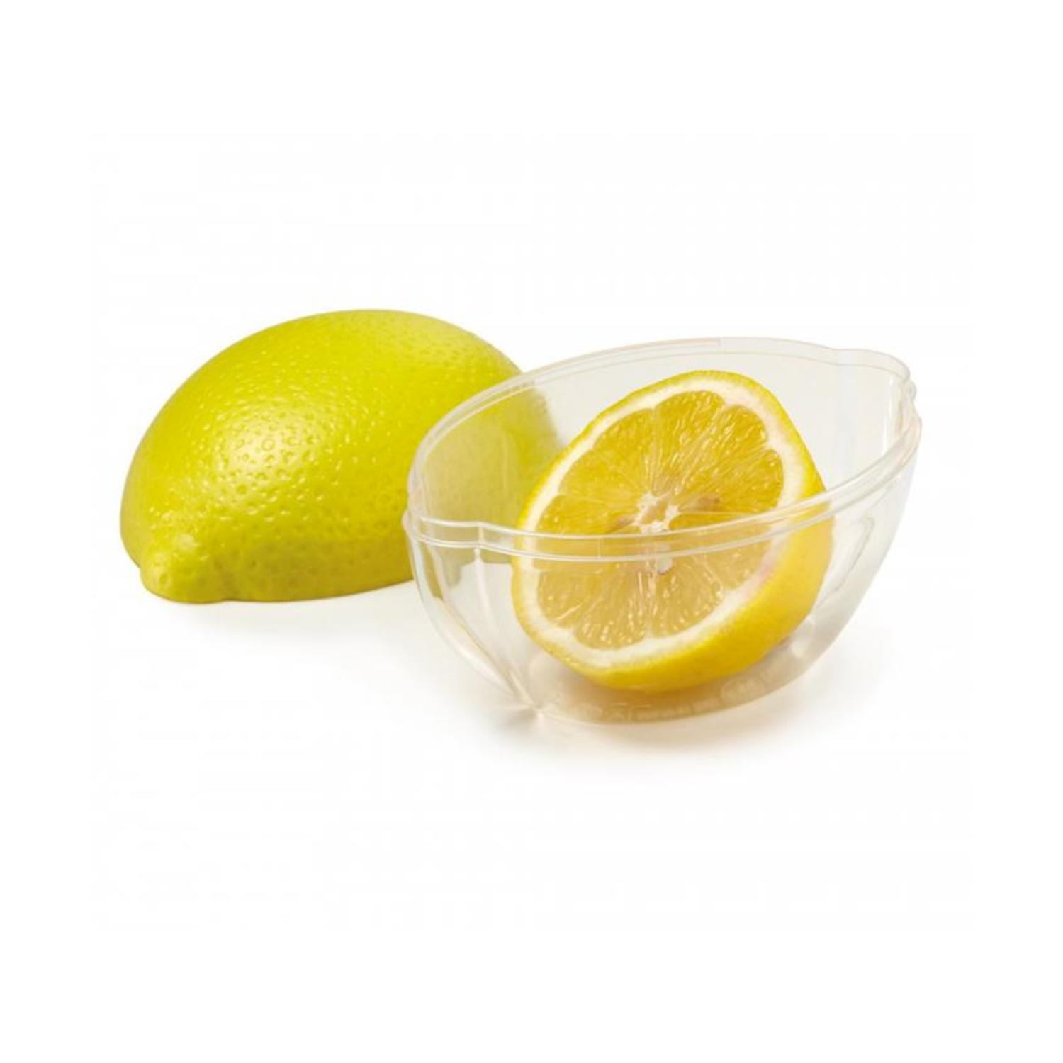 Un limone intero e mezzo limone in una ciotola trasparente. Il limone è giallo e la ciotola è trasparente. Sfondo bianco.
