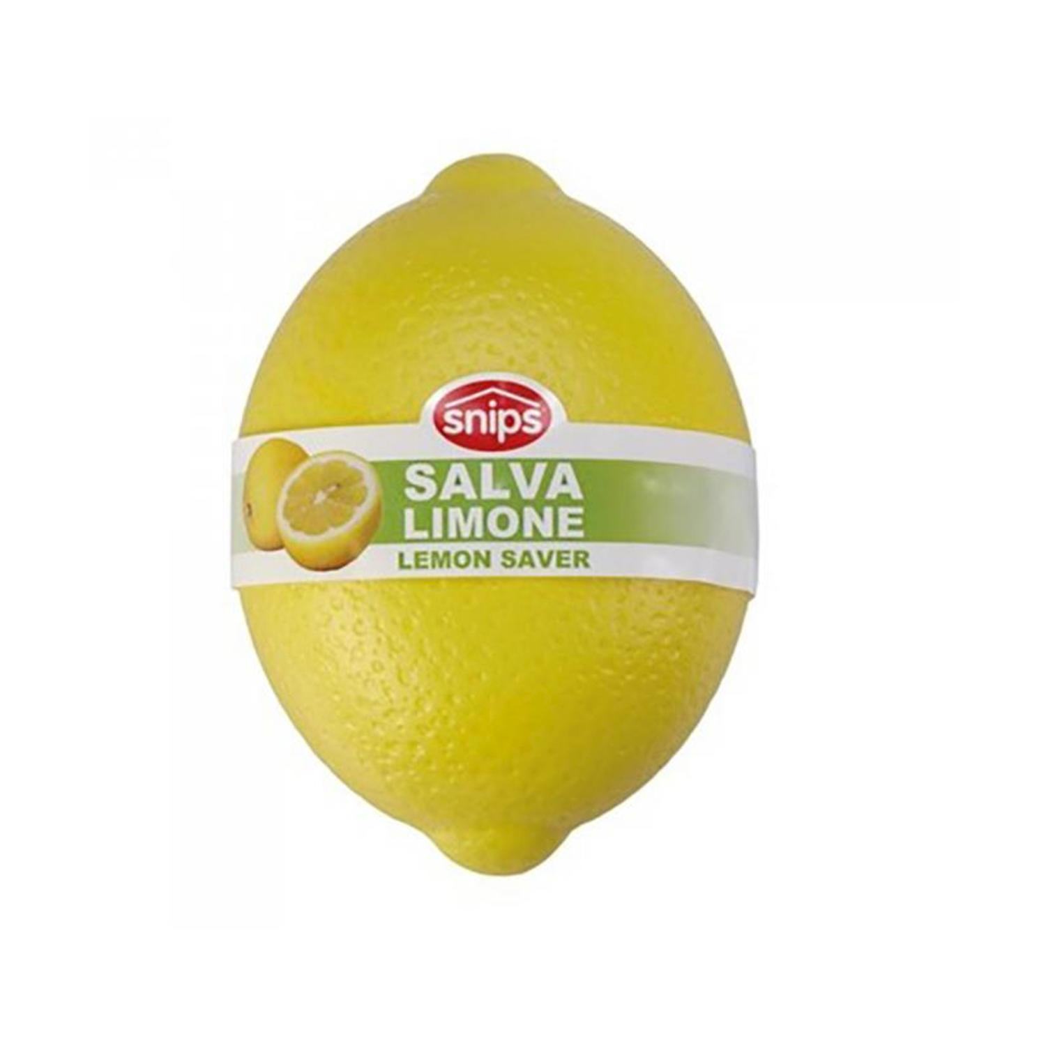 Un intero limone giallo con un'etichetta bianca che dice 'snips Salva Limone Lemon Saver'. Il limone è isolato su sfondo bianco.