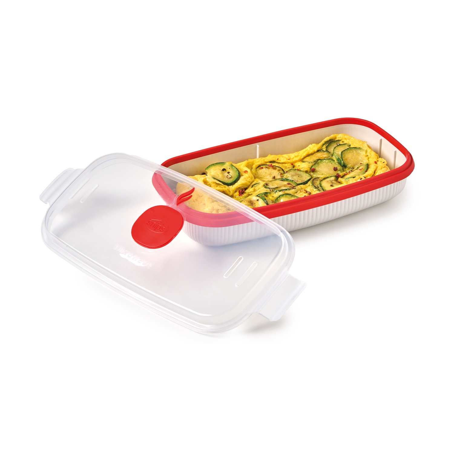Contenitore aperto con frittata e fette di zucchine. Bordo e coperchio rossi. Coperchio trasparente aperto di lato. Sfondo bianco.