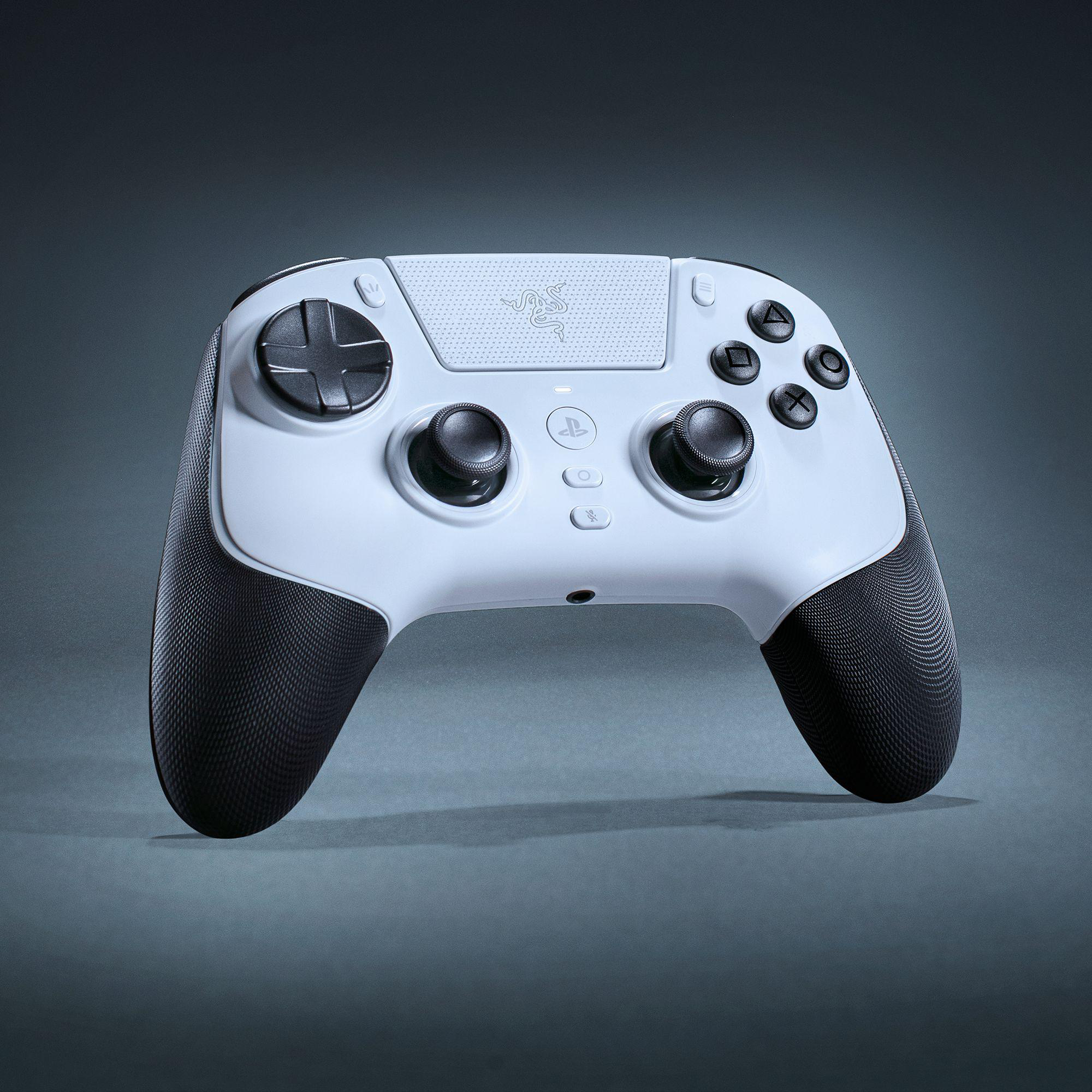 Ein weiß-schwarzer Razer-Controller für PlayStation. Schwarze Analogsticks, Tasten und strukturierte Griffe. Razer-Logo in der Mitte.