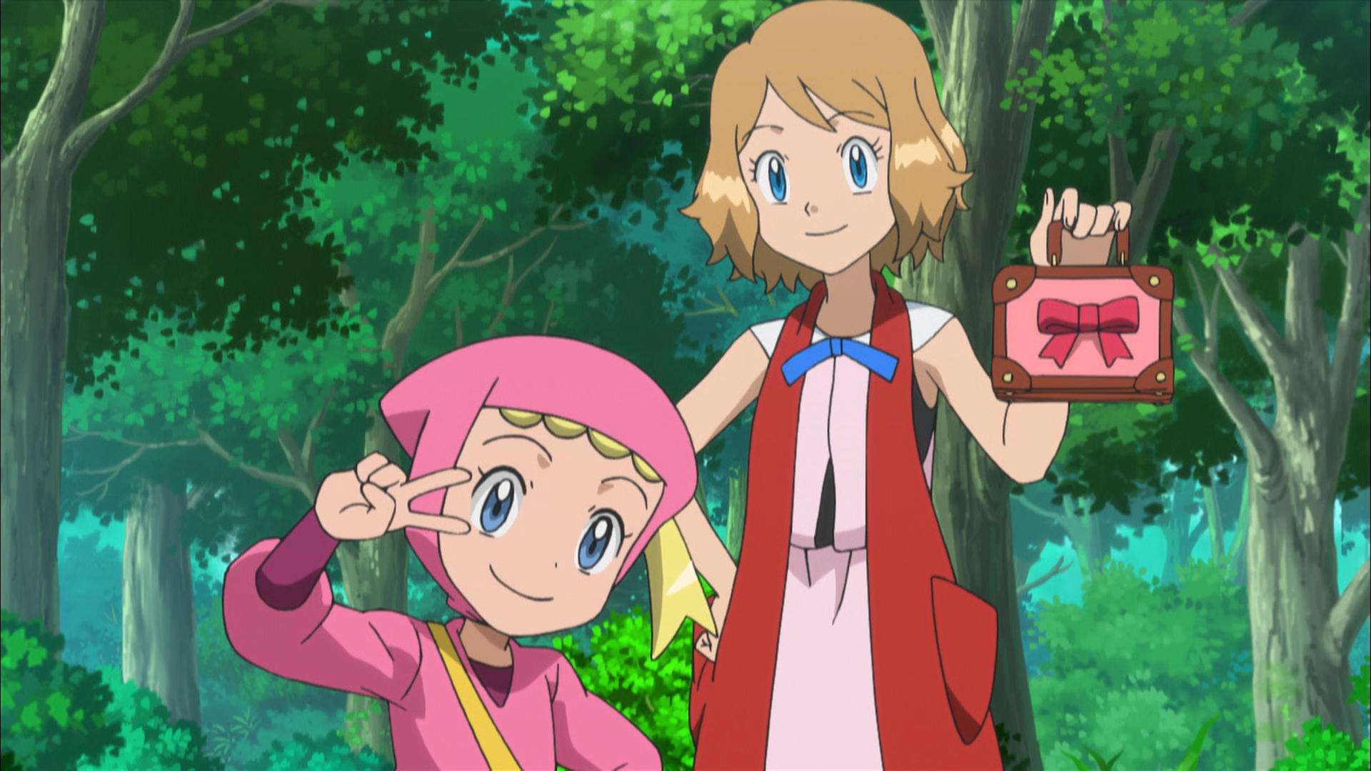 Zwei Anime-Mädchen. Eines hält eine rosa Tasche mit einer Schleife. Das andere macht ein Friedenszeichen. Der Hintergrund ist ein Wald.