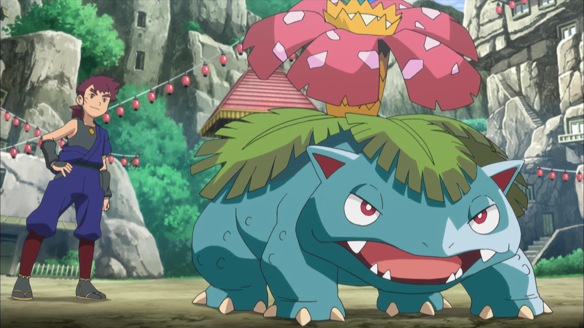 Ein Mann in blauer Kleidung steht neben einem blauen Pokémon mit einer großen Blume. Im Hintergrund sind Gebäude und rote Laternen zu sehen.