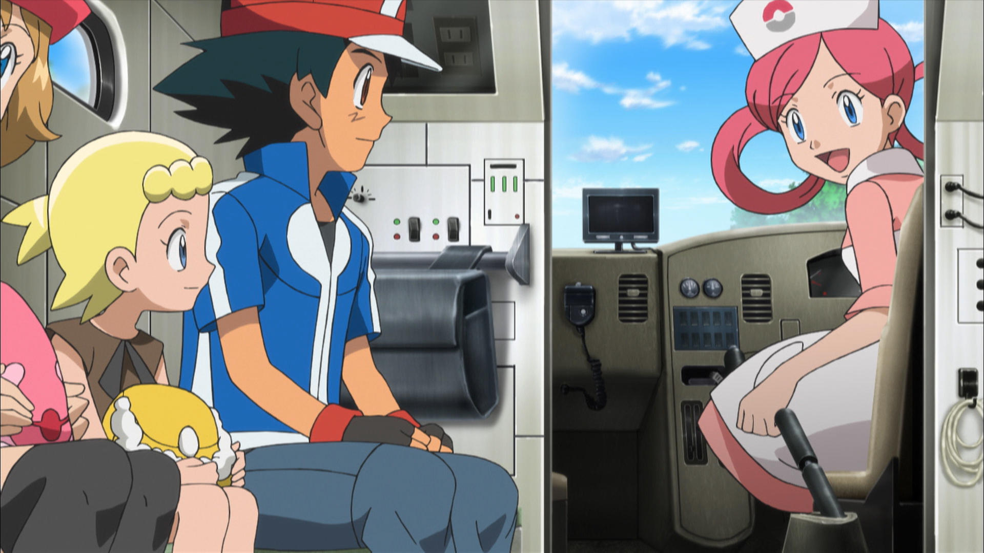 Anime-Szene. Ash, Bonnie und Schwester Joy in einem Fahrzeug. Blauer Himmel sichtbar. Schwester Joy in rosa Uniform lächelt.