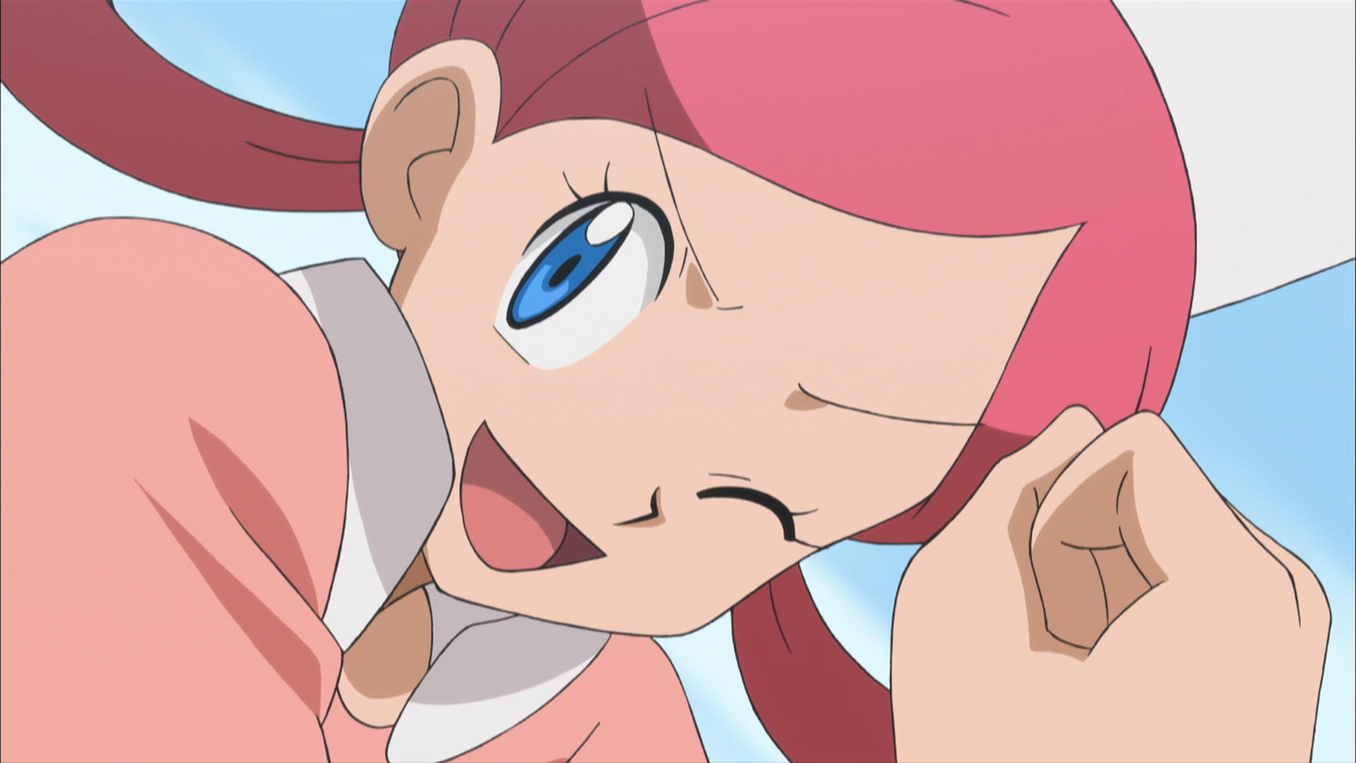 Anime-Figur Schwester Joy lächelt mit einem geschlossenen Auge. Sie trägt eine rosa Uniform und hat rosa Haare. Der Himmel ist im Hintergrund.