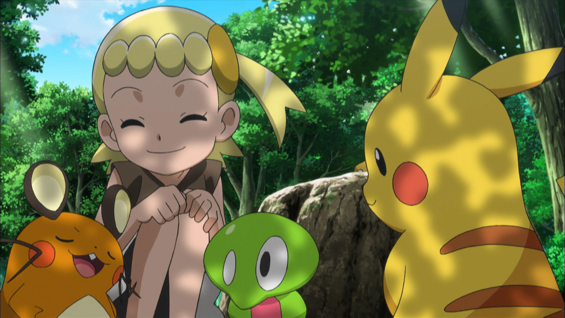Ein Mädchen lächelt Pikachu, Dedenne und ein grünes Pokémon an. Sie befinden sich in einem Wald mit blauem Himmel.