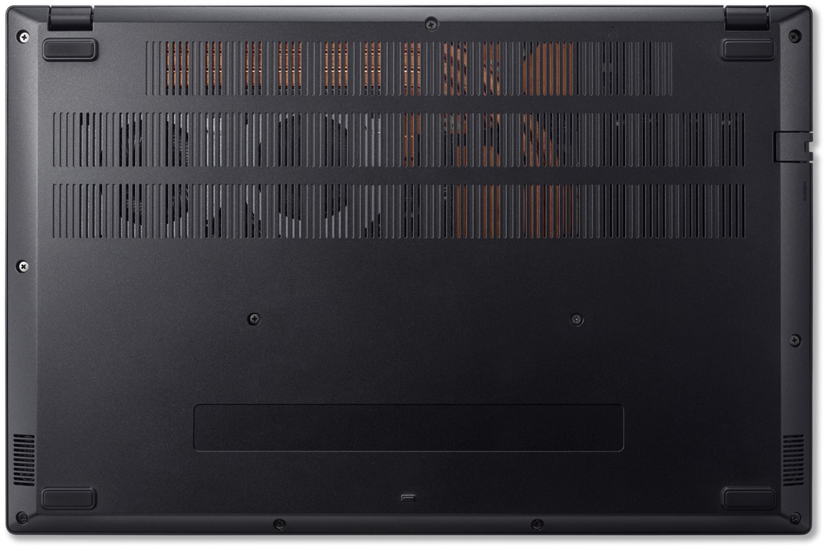 Egy fekete laptop alja. Szellőzőrácsok, csavarfejek és gumilábak találhatók rajta. Egy téglalap alakú nyílás látható.