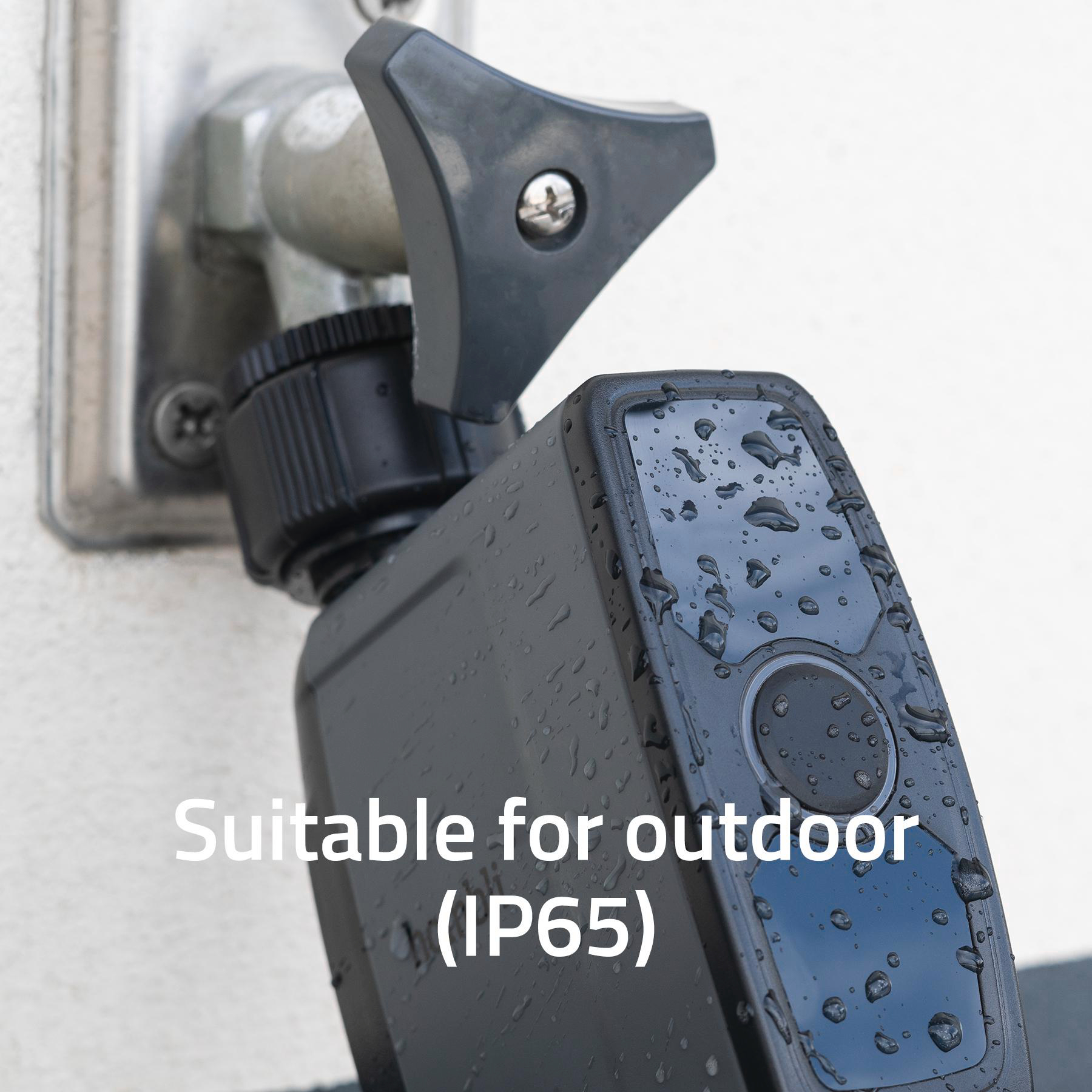 Schwarzes Outdoor-Gerät mit Wassertropfen, an einem Metallhahn befestigt. Text 'Geeignet für den Außenbereich (IP65)' ist sichtbar.