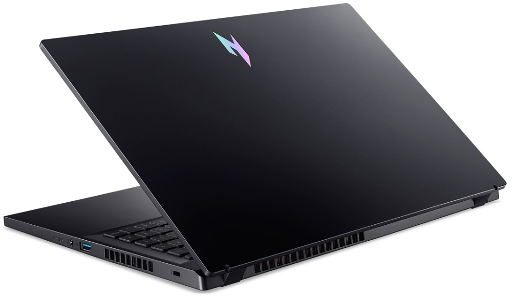 Fekete laptop, nyitva, billentyűzetet és képernyőt mutatva. A fedélen egy logó látható. A háttér fehér.