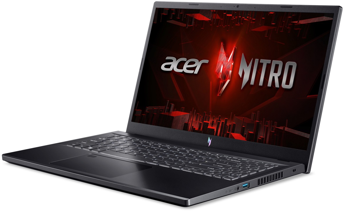 Acer Nitro laptop fehér háttérrel. A képernyőn az Acer Nitro logó látható. Fekete billentyűzet és test. Szögben nyitva, a képernyőt mutatva.
