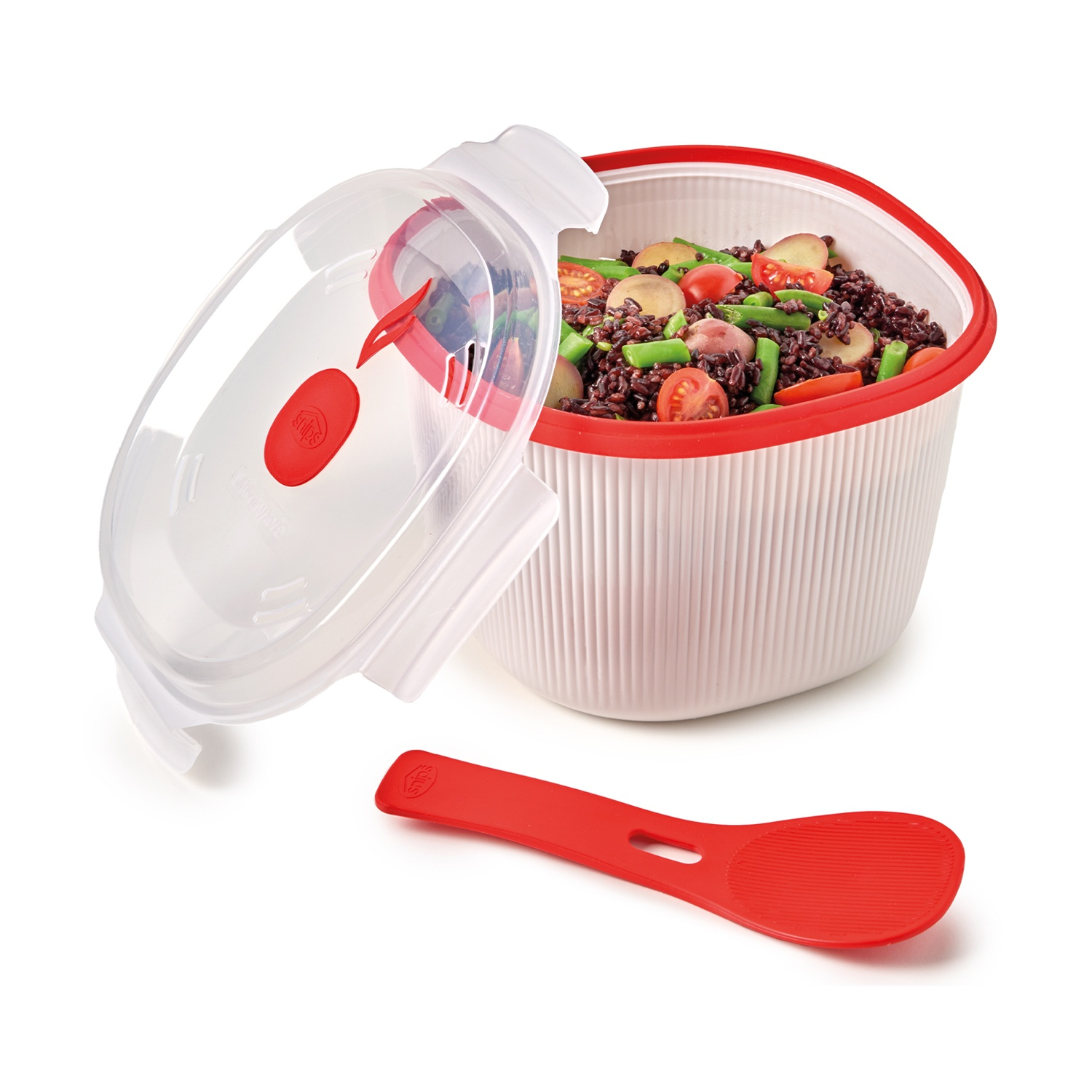 Un contenitore per alimenti bianco e rosso con verdure. Coperchio aperto, cucchiaio rosso accanto.