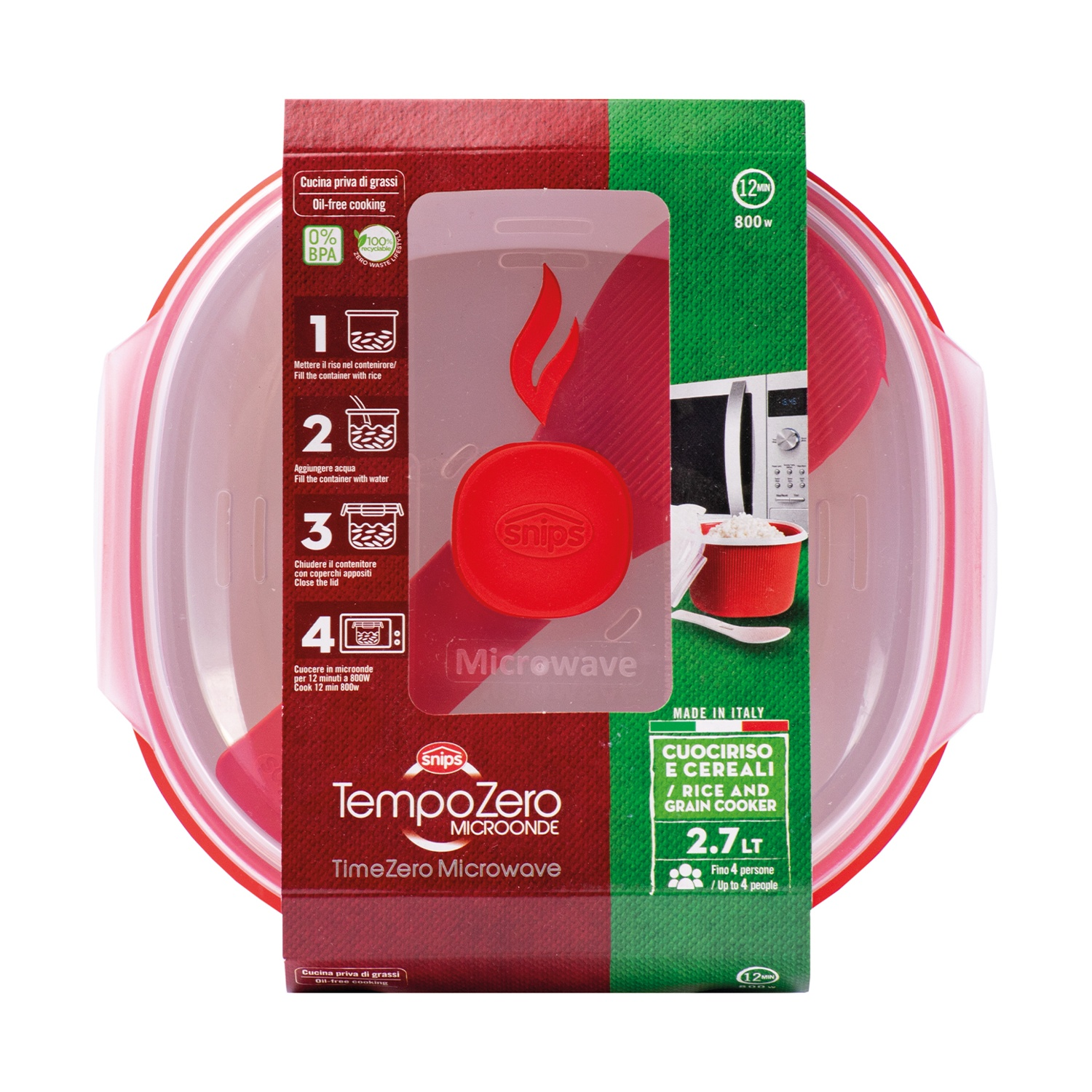 Una cuociriso a microonde rossa e trasparente. Le istruzioni sono sul davanti. Ha un coperchio rosso e una scatola verde e rossa.