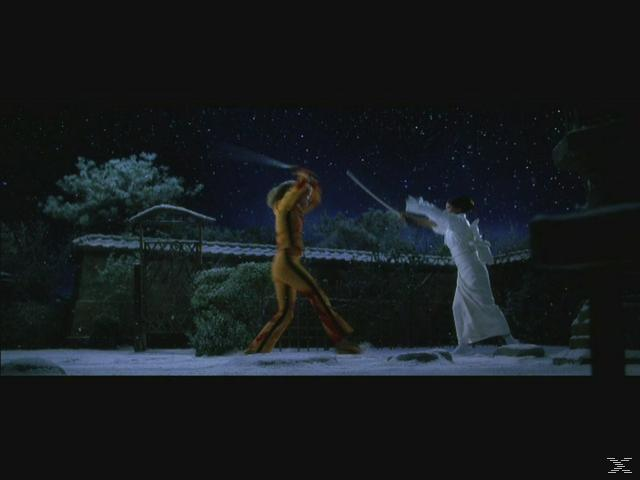 Zwei Figuren duellieren sich mit Schwertern in einer schneebedeckten Nachtszene. Einer in einem gelben Overall, der andere in Weiß. Sterne füllen den dunklen Himmel.