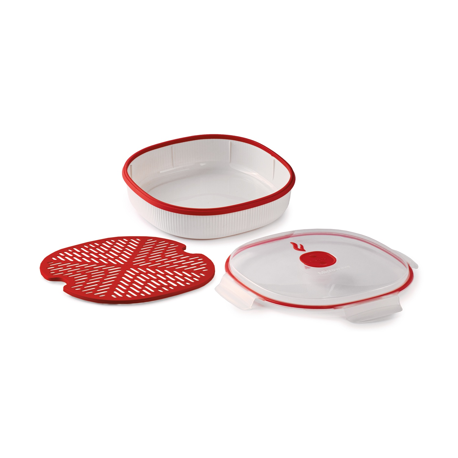 Un contenitore bianco per microonde con bordo rosso, una griglia rossa e un coperchio trasparente con dettagli rossi sono esposti su sfondo bianco.