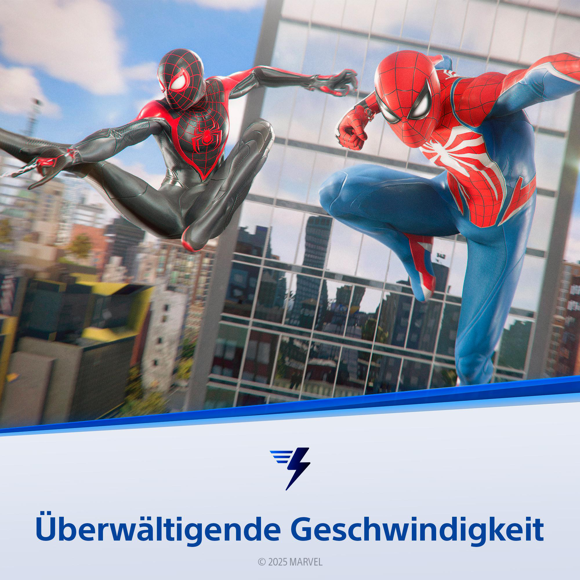 Zwei Spider-Man-Charaktere in Aktion, fliegen auf den Betrachter zu, Stadtgebäude im Hintergrund, blaues und weißes Logo unten.