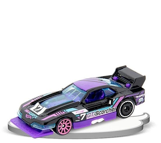 Czarny i fioletowy samochodzik 'GT Scorcher' z różowymi kołami stoi na białej platformie. Samochód ma spojler i detale wyścigowe.
