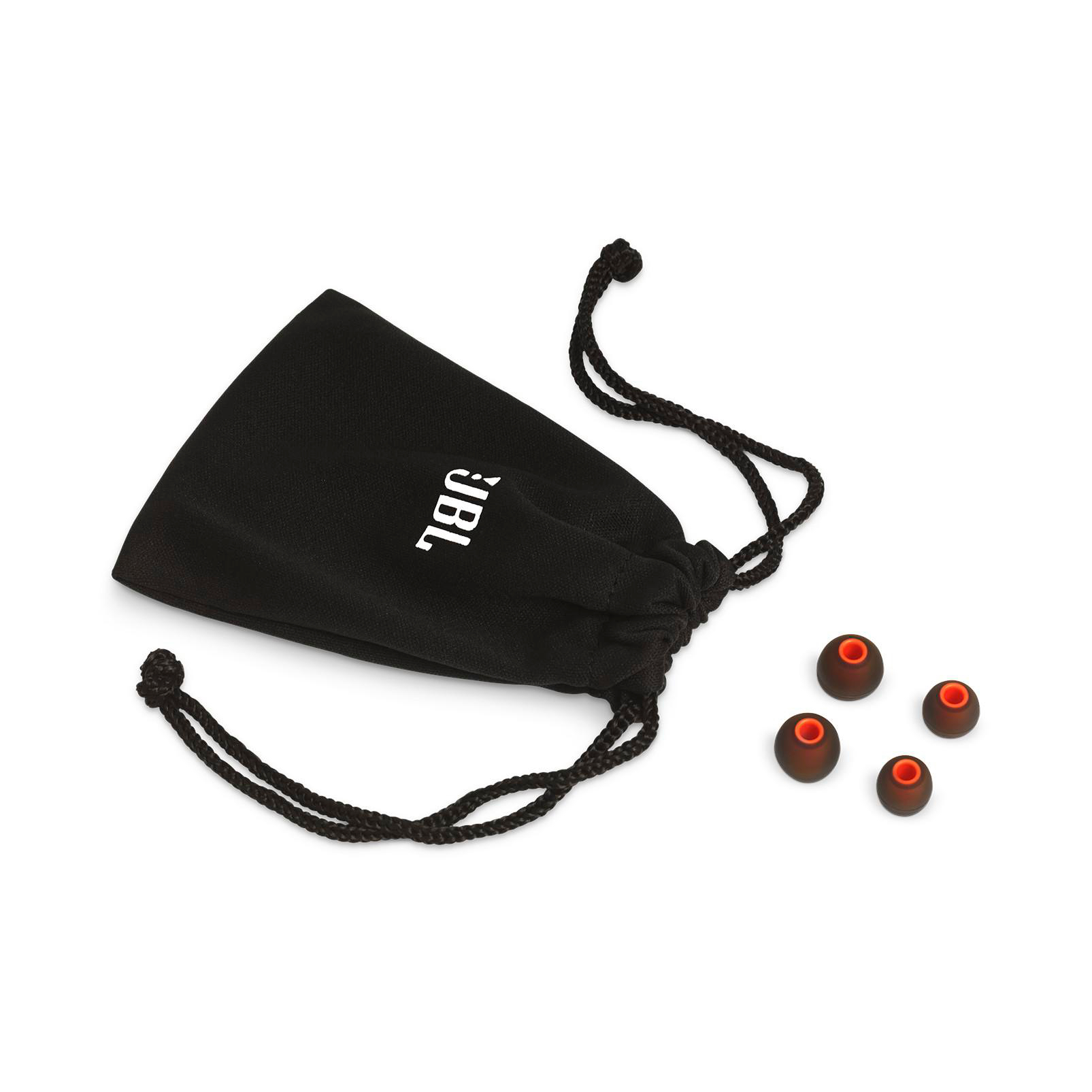 Schwarze JBL-Tasche mit Kordelzug und Logo. Vier braune Ohrstöpsel mit orangefarbenen Zentren.