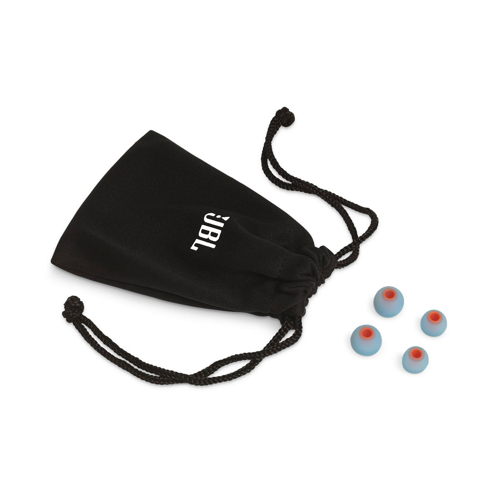 Schwarze JBL-Tasche mit Kordelzug und Ohrhörern. Ohrhörer sind blau mit orangefarbenen Zentren.