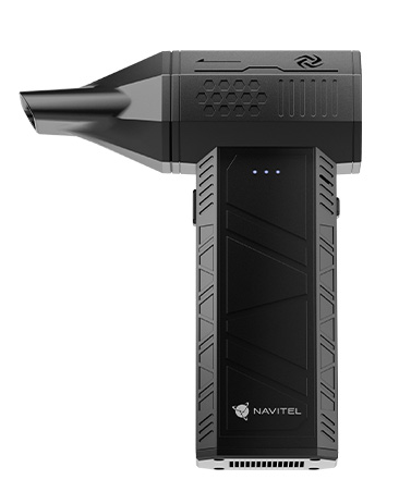 Czarne i szare urządzenie z dyszą. Ma kanciasty korpus i logo NAVITEL. Na urządzeniu znajdują się niebieskie światła.