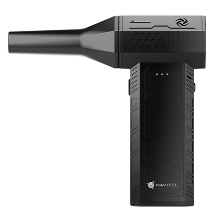 Czarna i szara pompka powietrza Navitel. Ma dyszę, prostokątny korpus ze wskaźnikiem zasilania i logo Navitel.