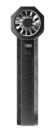 Czarno-srebrny przenośny wentylator. Ma głowicę z łopatkami, przycisk zasilania i teksturowany korpus. Widoczny port USB-C.