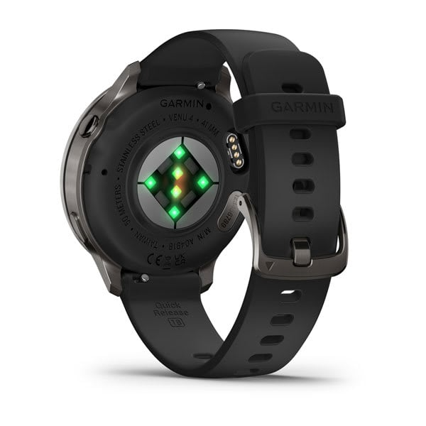 Fekete Garmin Venu 4 okosóra, a hátulja látható, pulzusmérővel és fekete szíjjal, csattal.