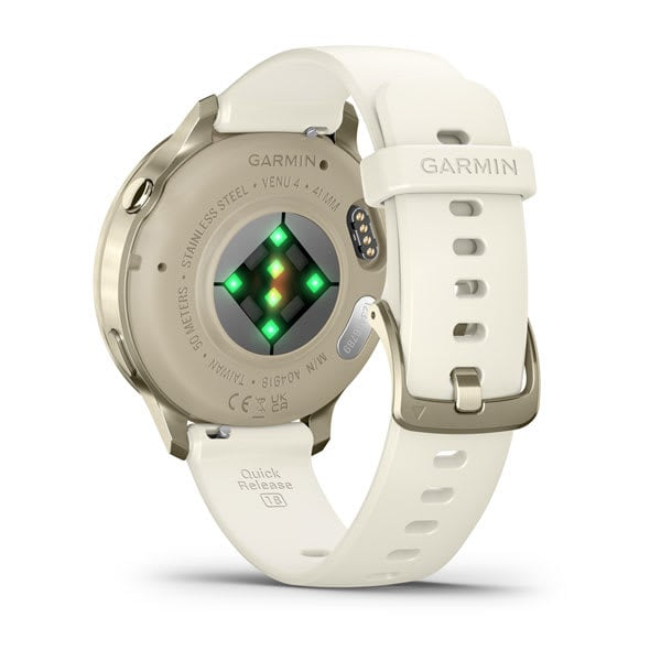 Egy Garmin Venu 4 okosóra hátulja. Krém színű szíj, fém ház és zöld fényekkel rendelkező érzékelő látható rajta.