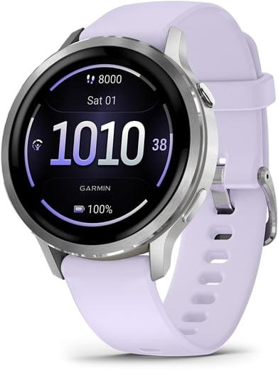 Egy Garmin okosóra levendula színű szíjjal és kerek képernyővel. A képernyő adatok, például lépések, dátum és akkumulátor százaléka.