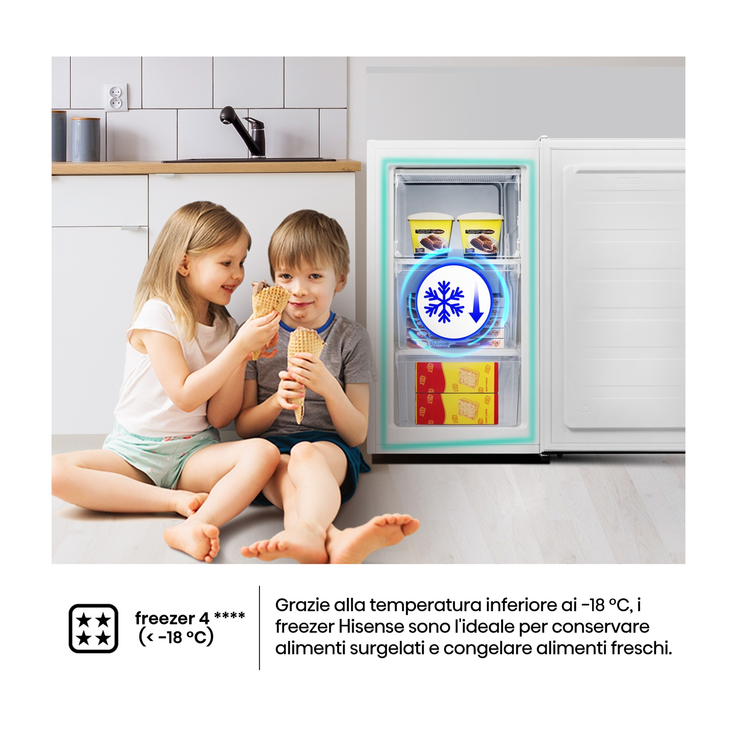 Due bambini mangiano coni gelato davanti a un congelatore. La porta del congelatore è aperta, mostrando gelato e cibi surgelati.